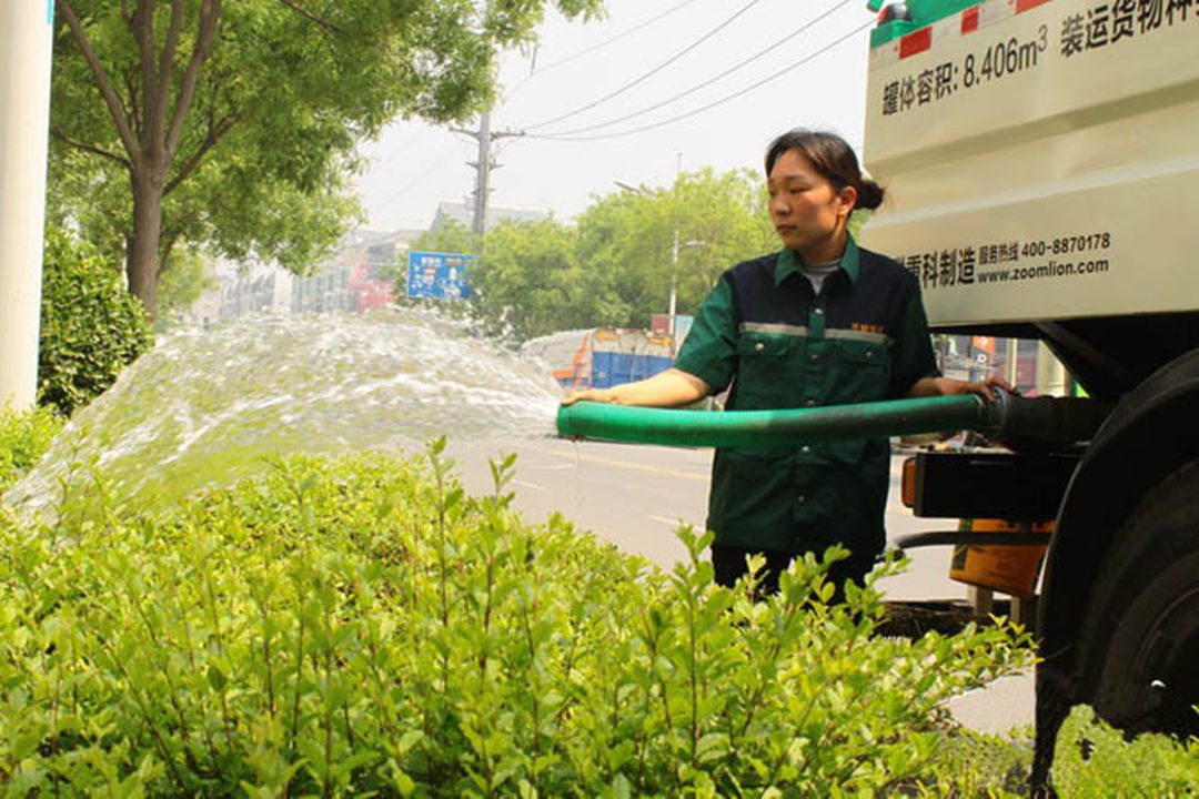 凯时娱乐绿化公司工人正在举行植物浇灌事情