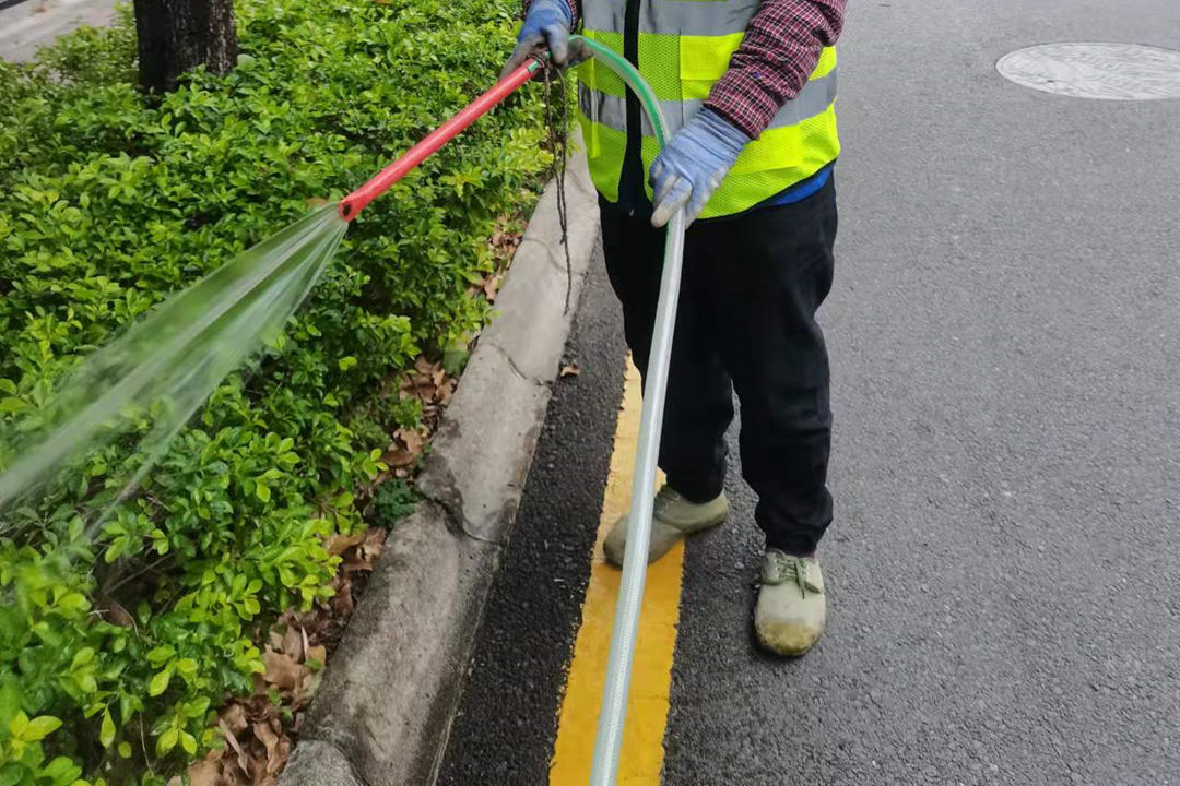 春季园林绿化养护浇水