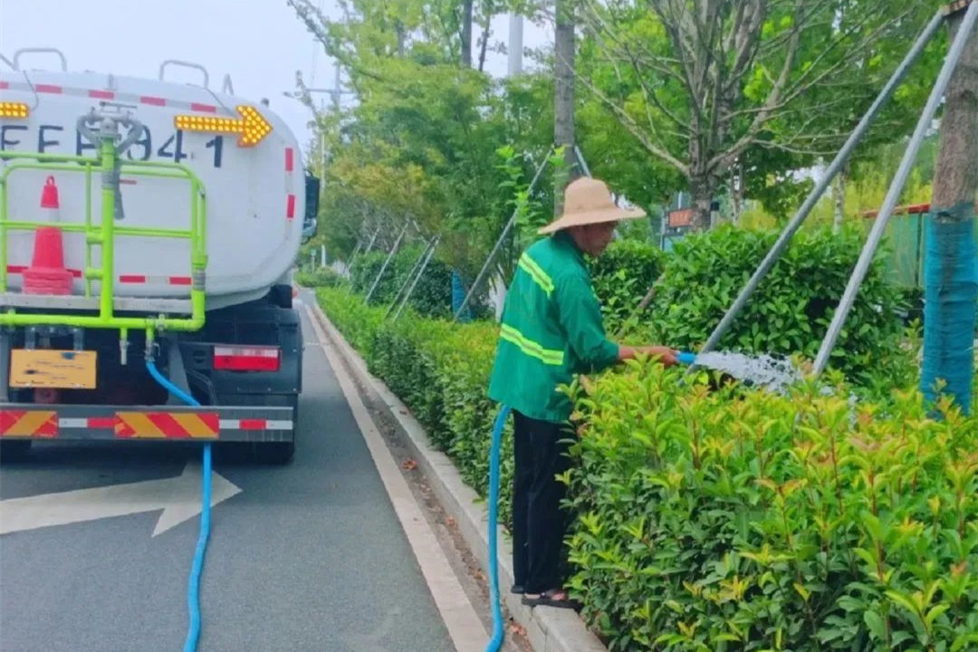 秋季园林绿化养护浇水